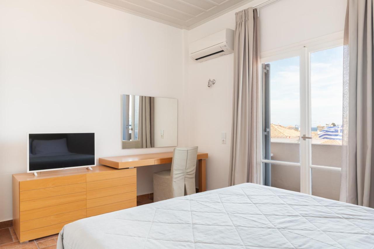 Hotel Roumani Spetses Town ภายนอก รูปภาพ