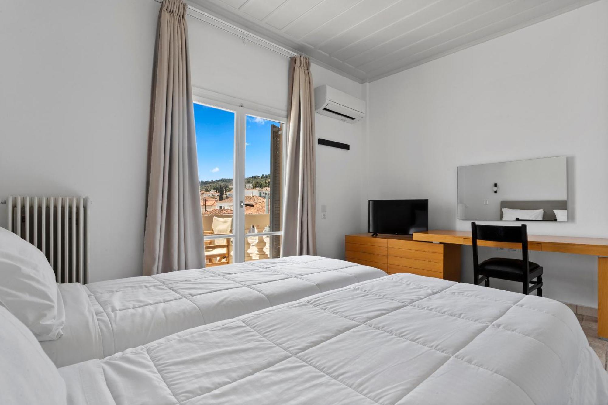 Hotel Roumani Spetses Town ภายนอก รูปภาพ